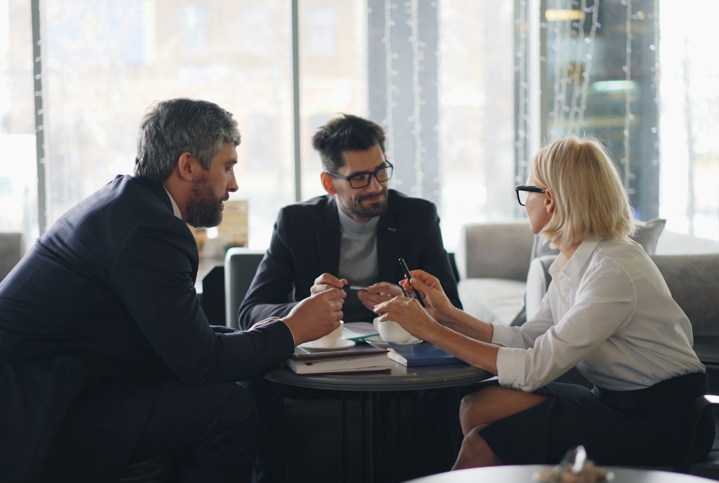 Consultores de Human Solutions en una reunión de asesoría con un cliente
